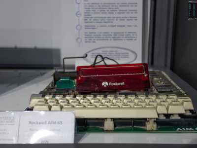 E arriviamo al 1971 quando l�italiano Federico Faggin idea per l�Intel il microprocessore 4004: un dispositivo elettronico che aveva le dimensioni di un�unghia. Fu quello che i giovani programmatori californiani dell�Homebrew Computer Club (di cui faceva parte Steve Jobs) utilizzarono nel 1975 per costruire dei rudimentali pc da utilizzare in casa